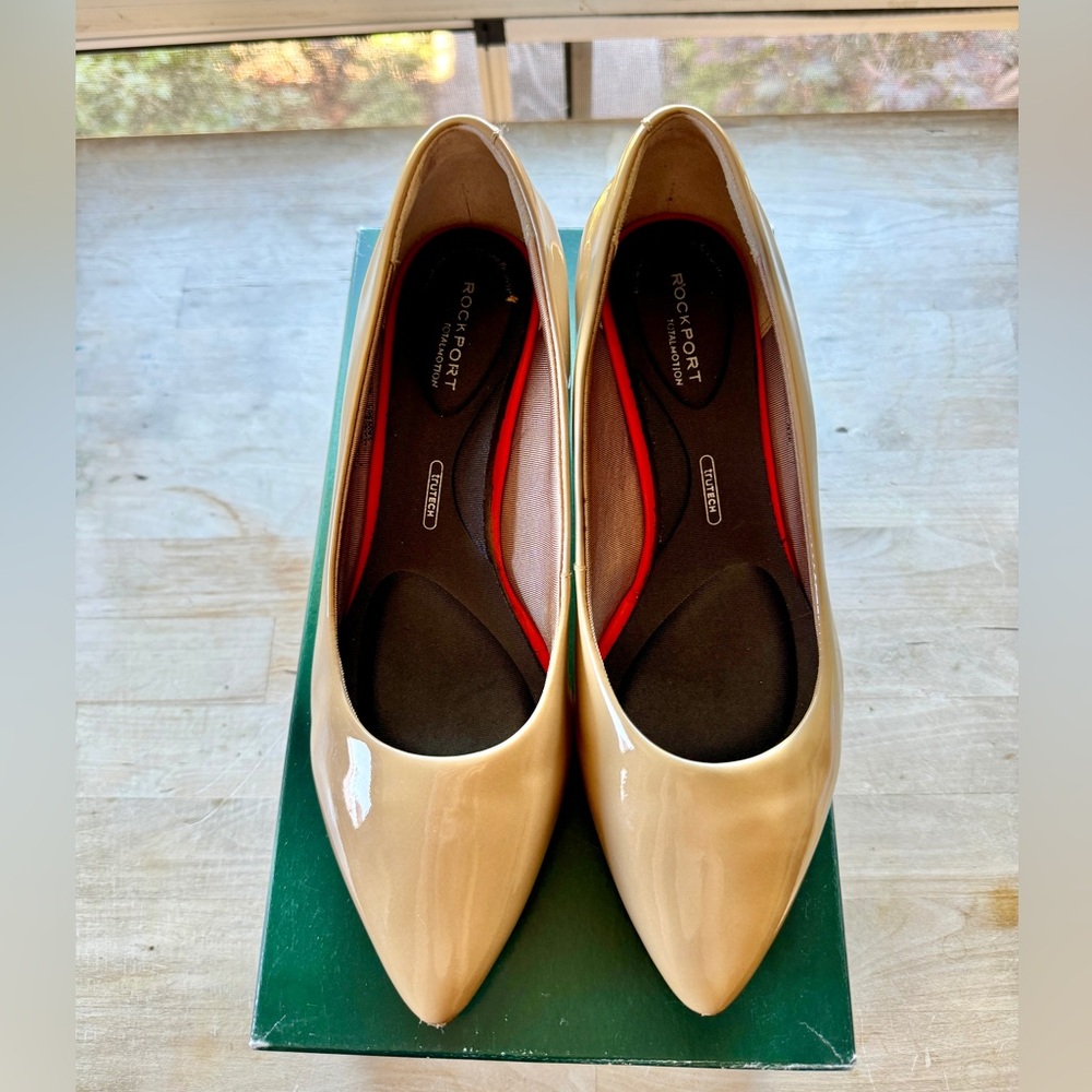 Rockport kitten heel beige leather dress shoes